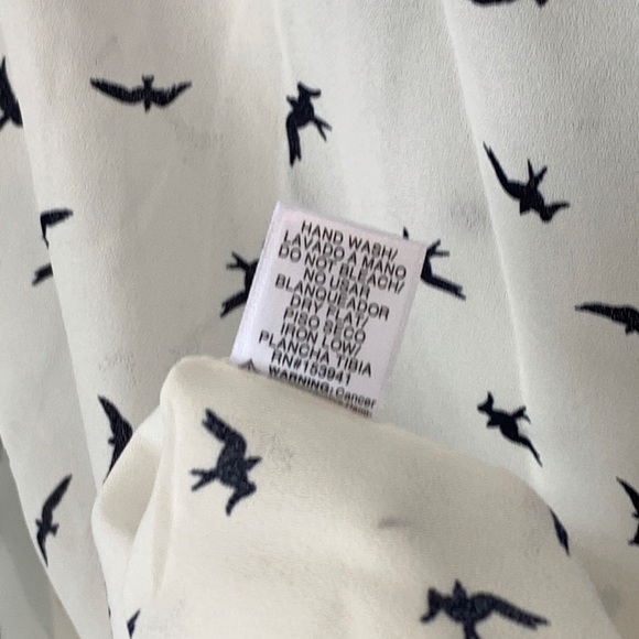 SIZE 1X V-NECK BLUE WHITE FLYING BIRD PRINT SHORT SLEEVE BLOUSE TOP MISIA 42POPS - Picture 7 of 9